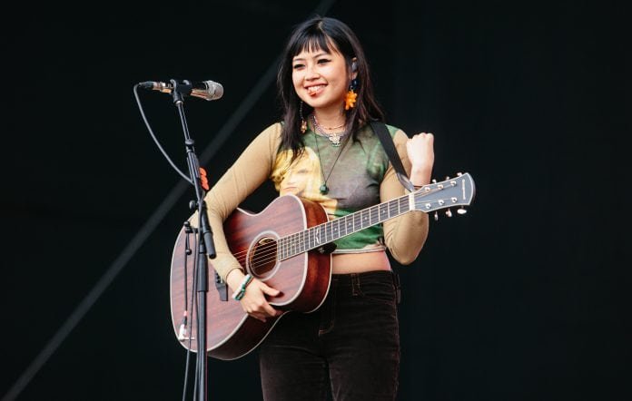 What Acoustic Guitar Does Beabadoobee Use