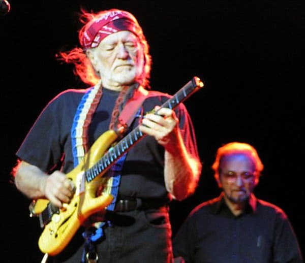 Does Willie Nelson Play Electric Guitar Ins 