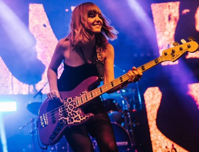 What Bass Guitar Does Victoria De Angelis Use