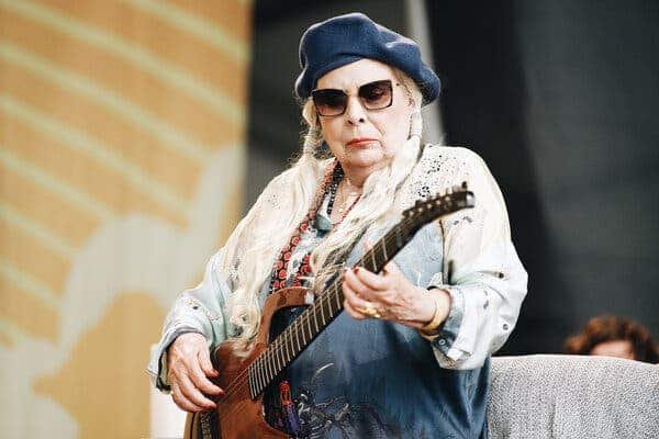 What Electric Guitar Does Joni Mitchell Play
