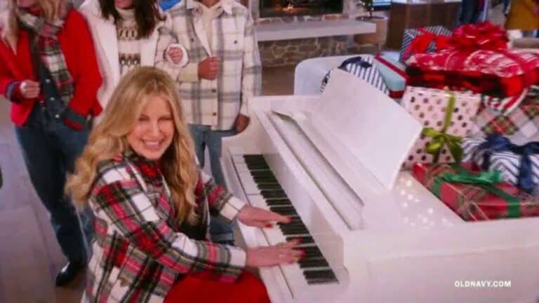 Can Jennifer Coolidge Play the Piano