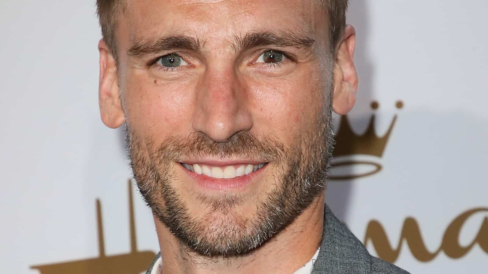 Does Andrew Walker Play The Piano | INS.