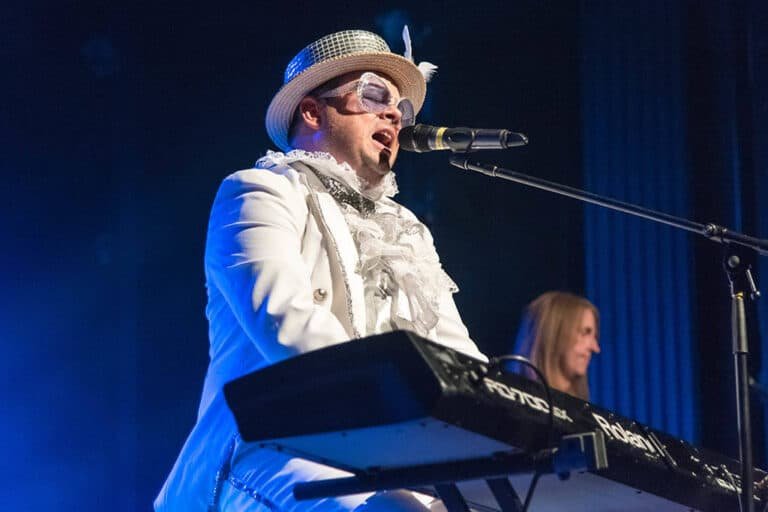 Does Elton John Sing Piano Man