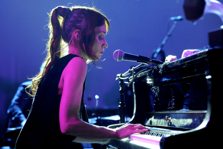 Does Fiona Apple Play Piano