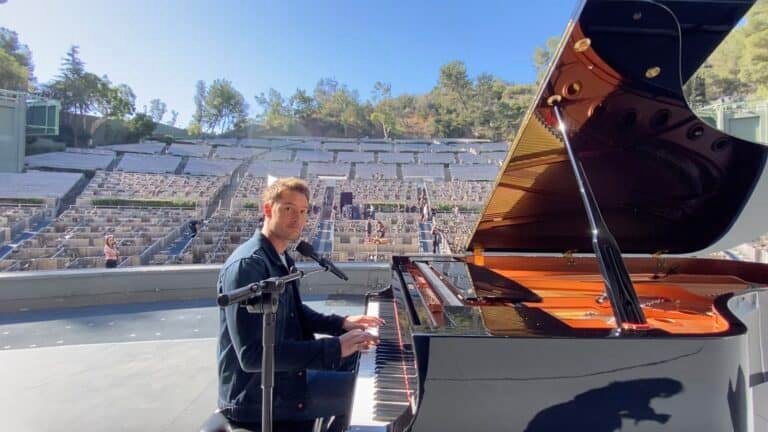 Does Justin Hartley Play Piano