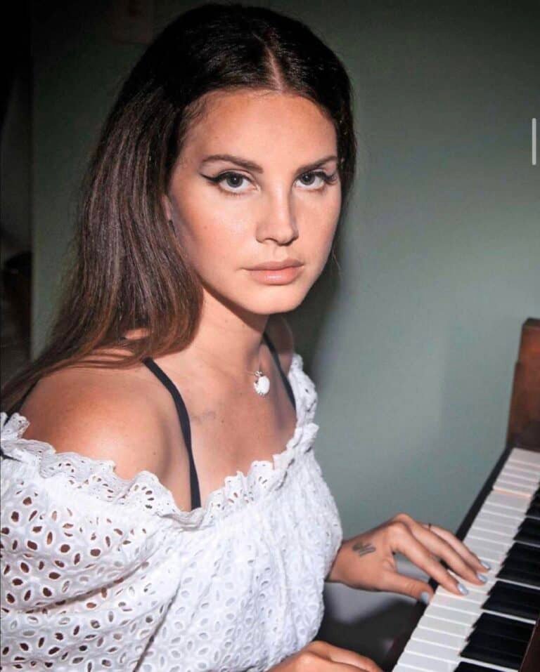 Does Lana Del Rey Play Piano