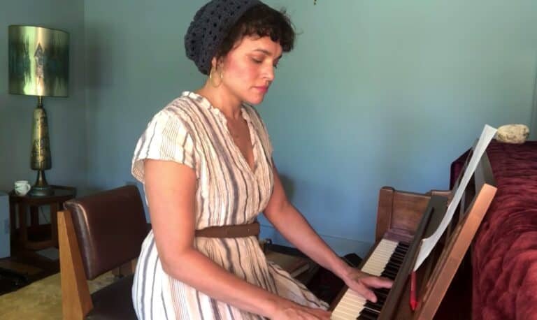 Does Norah Jones Play Piano