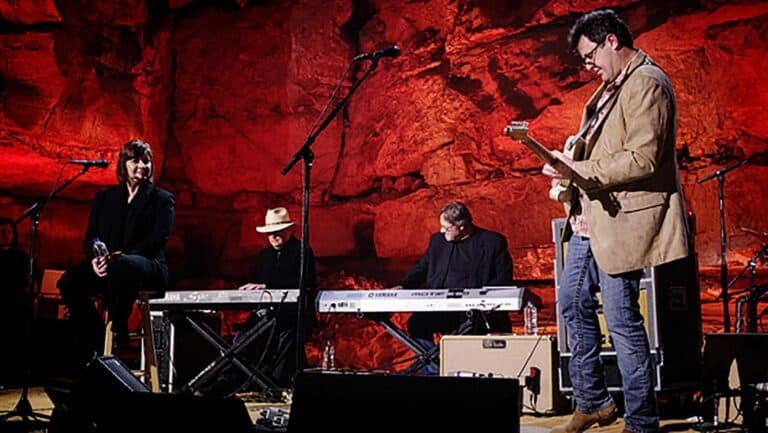 Does Vince Gill Play Piano