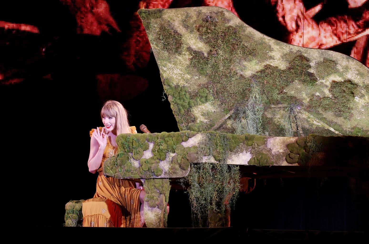 What Piano Does Taylor Swift Use | INS.